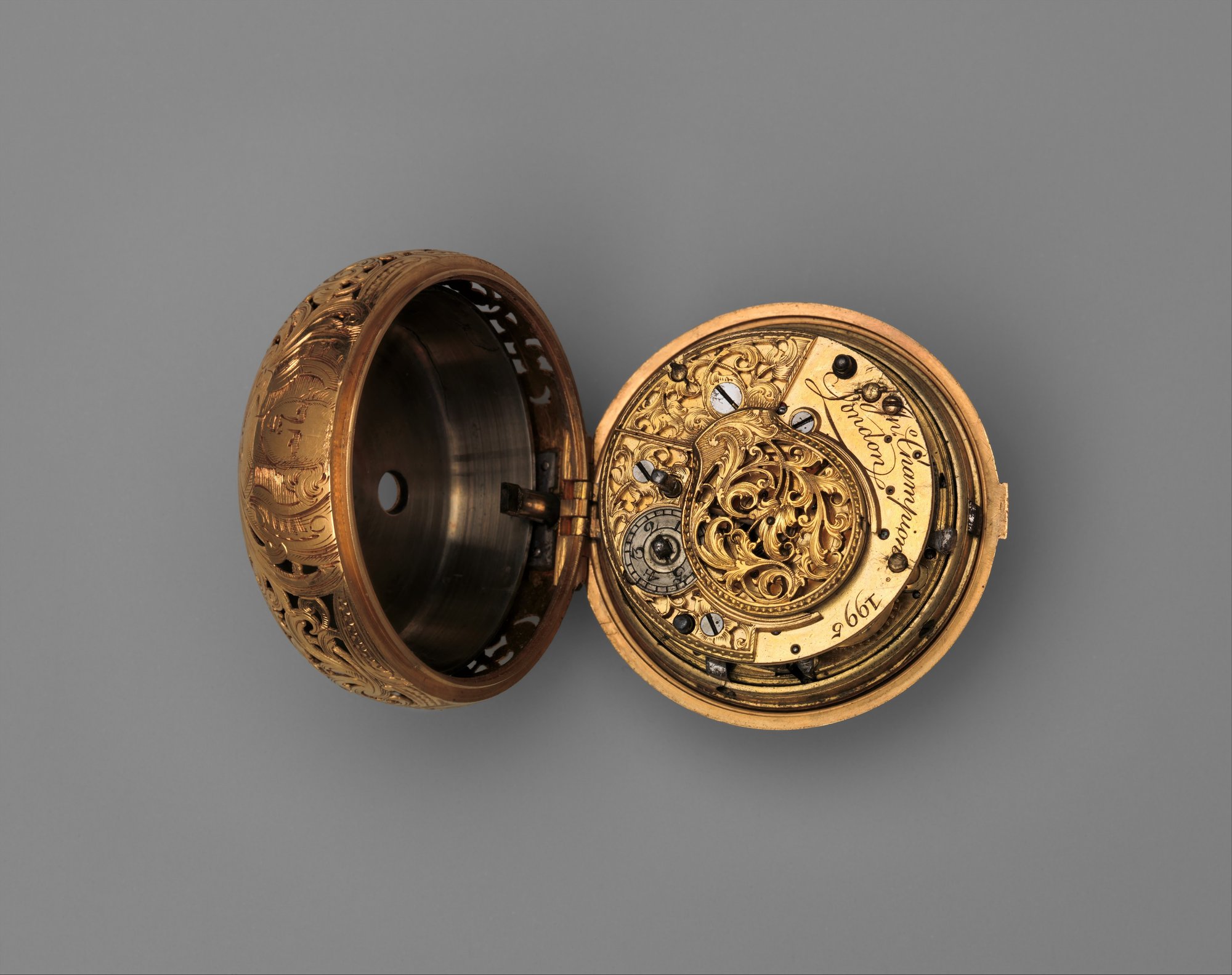 Aiguilles bleuies à la flamme sur un cadran de montre de poche ancienne