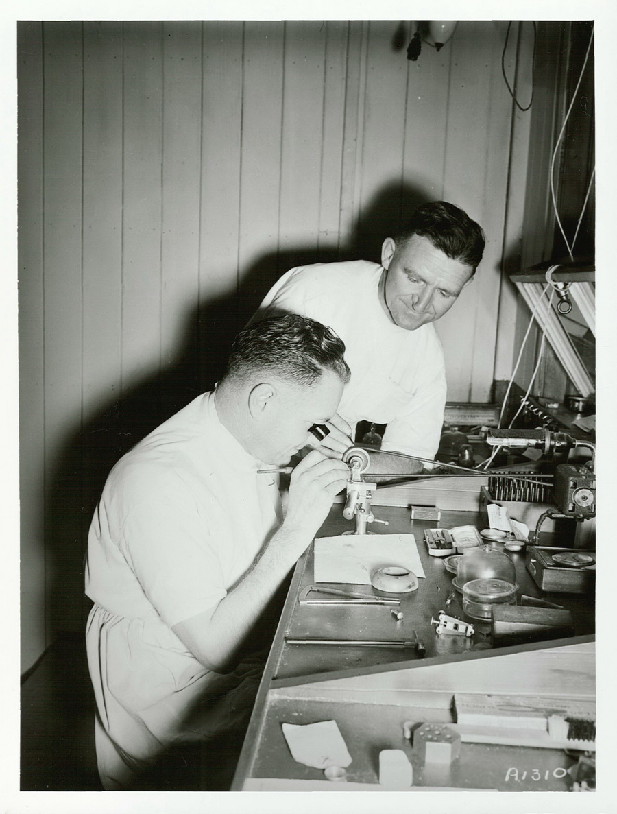 Artisan horloger au travail dans un atelier de watchmaking, début du XXe siècle