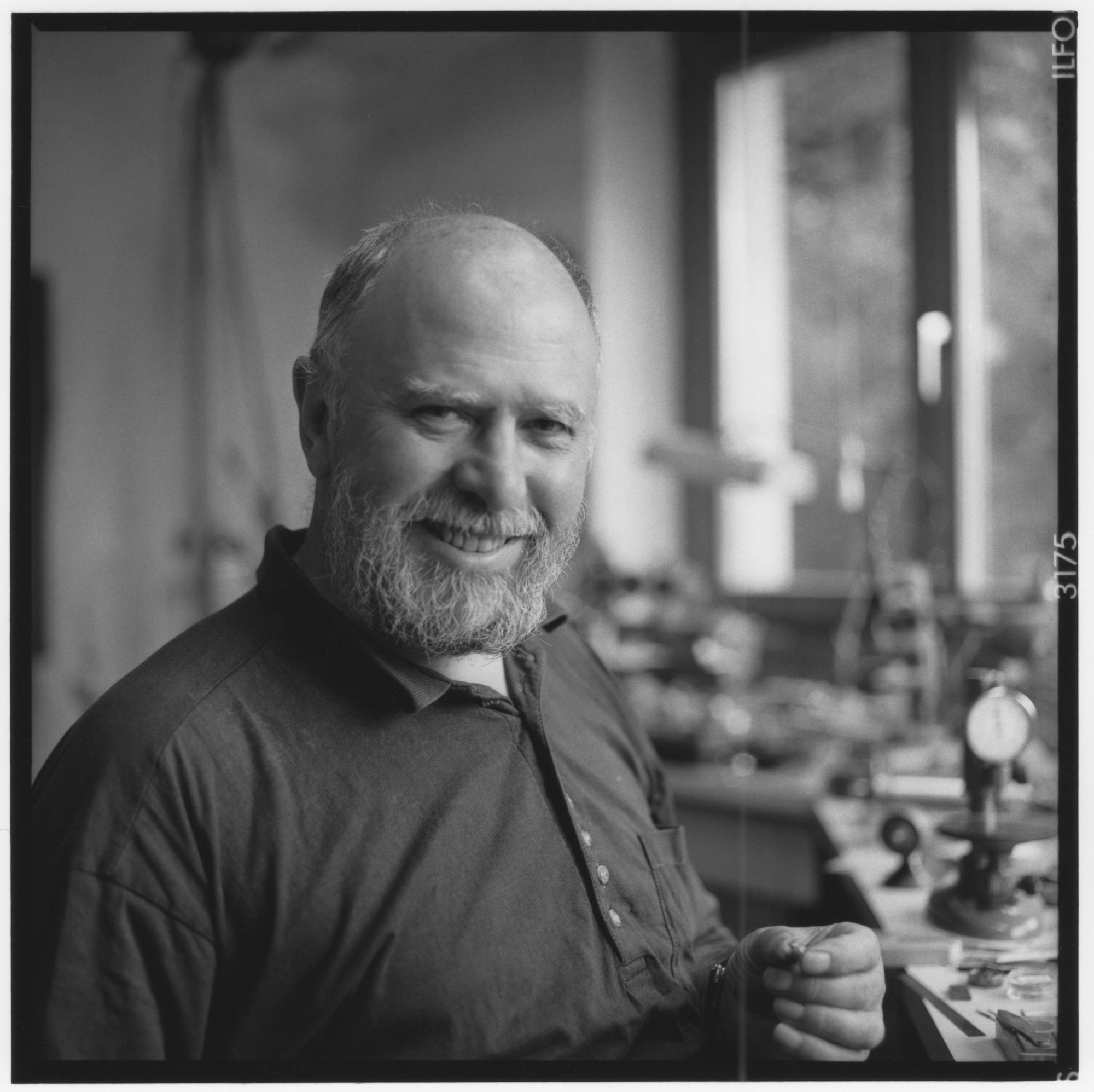 Atelier d'horlogerie avec outils artisanaux de précision