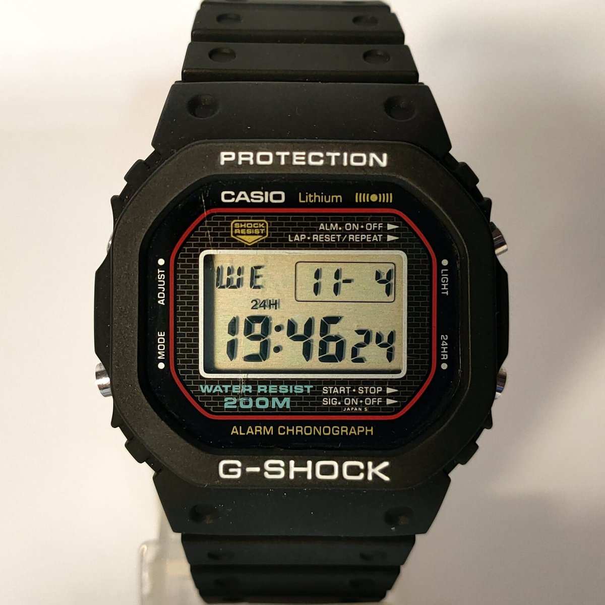 Casio G-Shock DW-5000C, le premier modele G-Shock de 1983 concu pour resister aux chocs