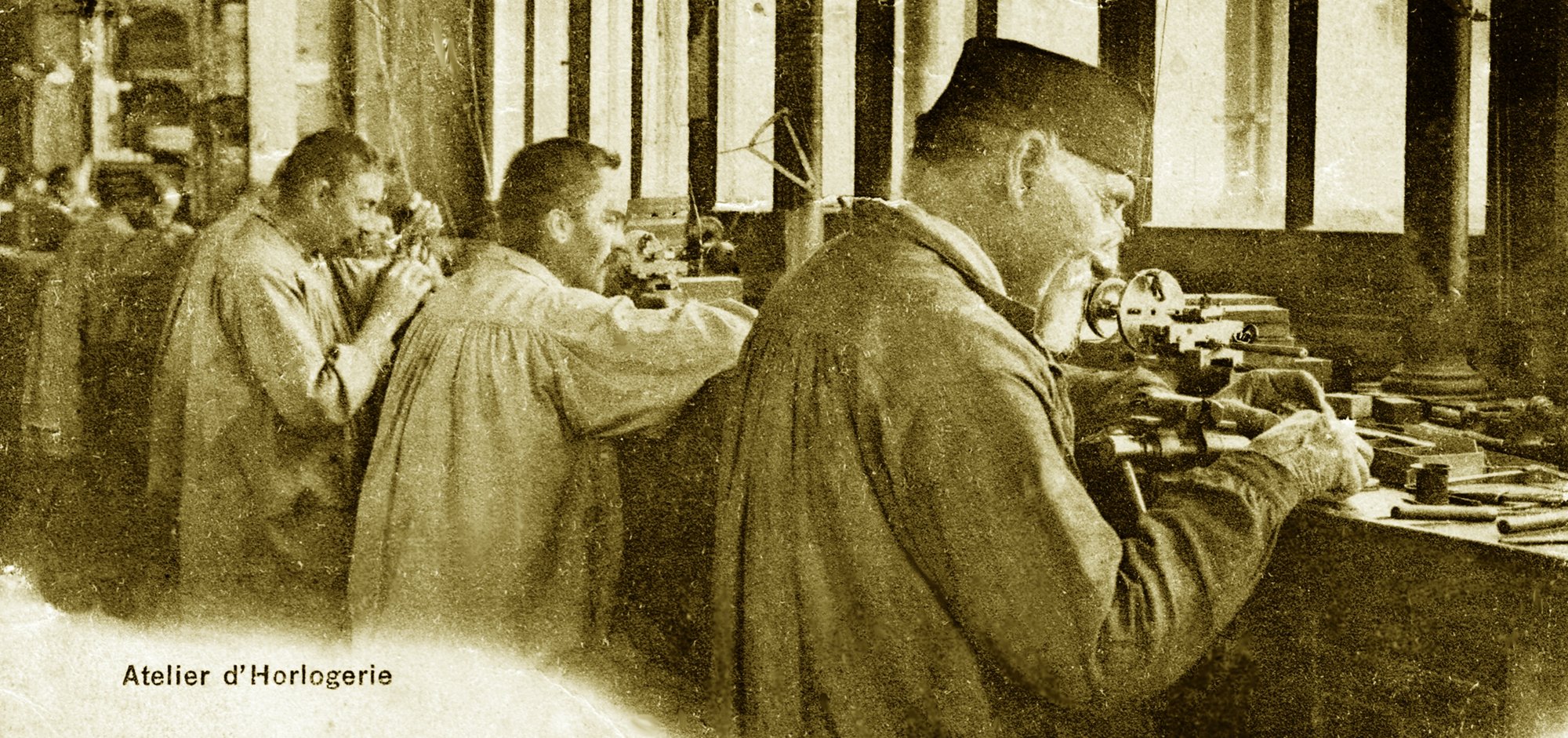 Etabli d'horloger, ou sont assemblees et finies les montres a la main, comme dans l'atelier Akrivia de Rexhep Rexhepi