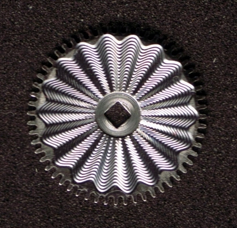 Mouvement horloger decore avec cotes de Geneve, anglage et polissage miroir, techniques maitrisees par Voutilainen