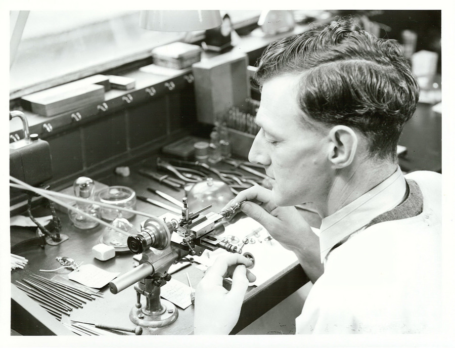 Artisan horloger néo-zélandais pratiquant son art, vers 1900-1947