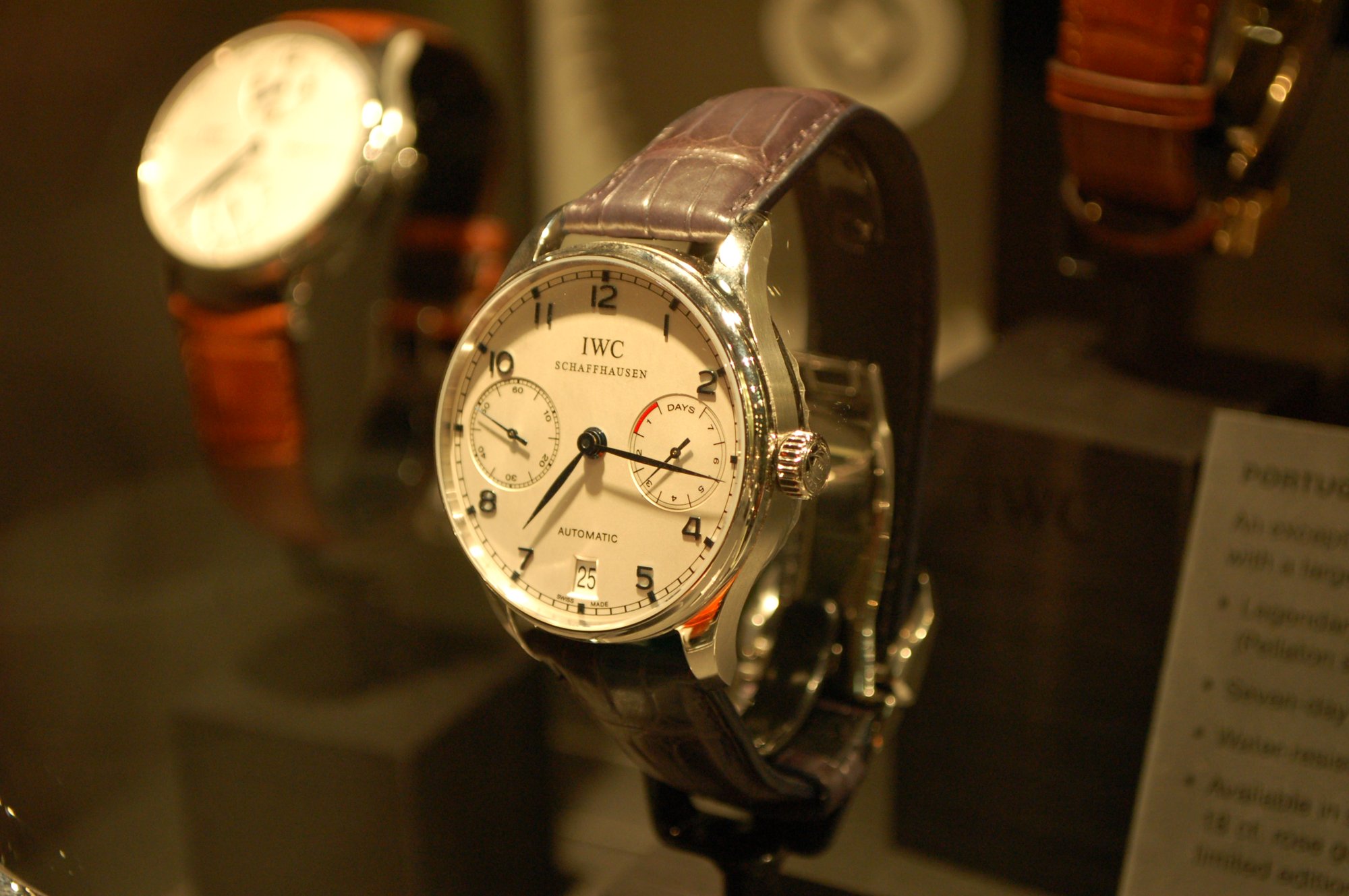 Montre dress habillée aux lignes épurées avec cadran argenté et bracelet cuir fin