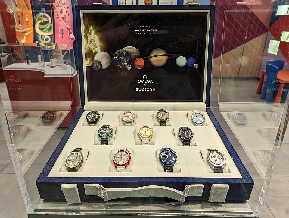 MoonSwatch collection complète au Carrousel du Louvre, Paris, 2023