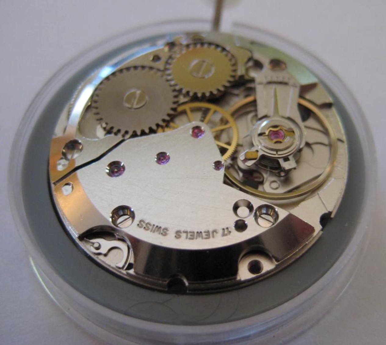 Mouvement mecanique d'une montre de luxe exposant son calibre