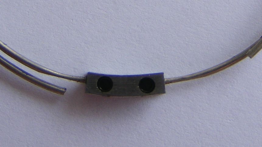 Gros plan sur le gong et les marteaux d'une montre a repetition